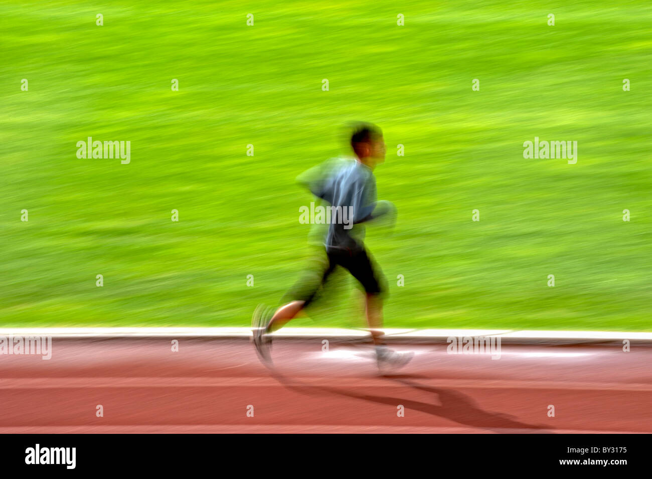 Mann läuft Bewegungsunschärfe schwenken Stockfoto