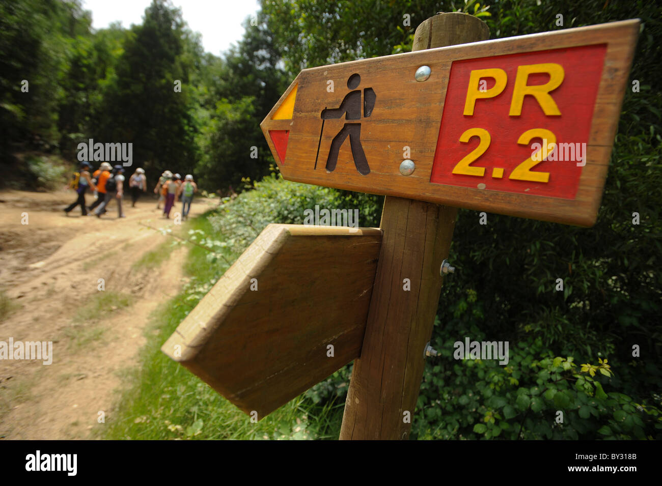 Gruppe von Menschen vorbei ein trekking Zeichen auf einem Pfad in Sever Vouga, Portugal, Europa Stockfoto