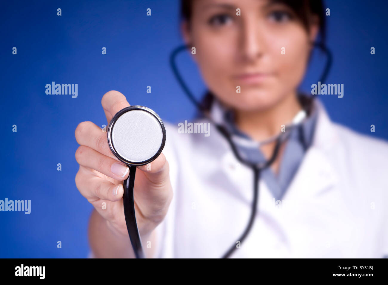 Krankenschwester oder Arzt Holding Stethoskop (flache Depth Of Field). Stockfoto