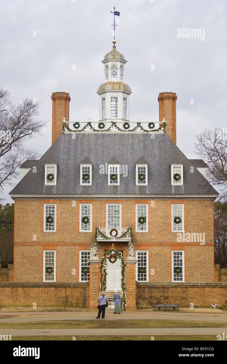 Touristische und Dolmetscher bewundern die Weihnachtsdekoration auf den Gouverneurspalast in historischen Colonial Williamsburg, VA. Stockfoto