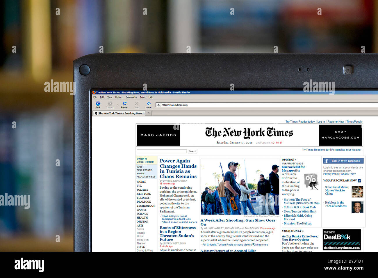 Durchsuchen der New York Times-Website auf einem Laptopcomputer, USA Stockfoto