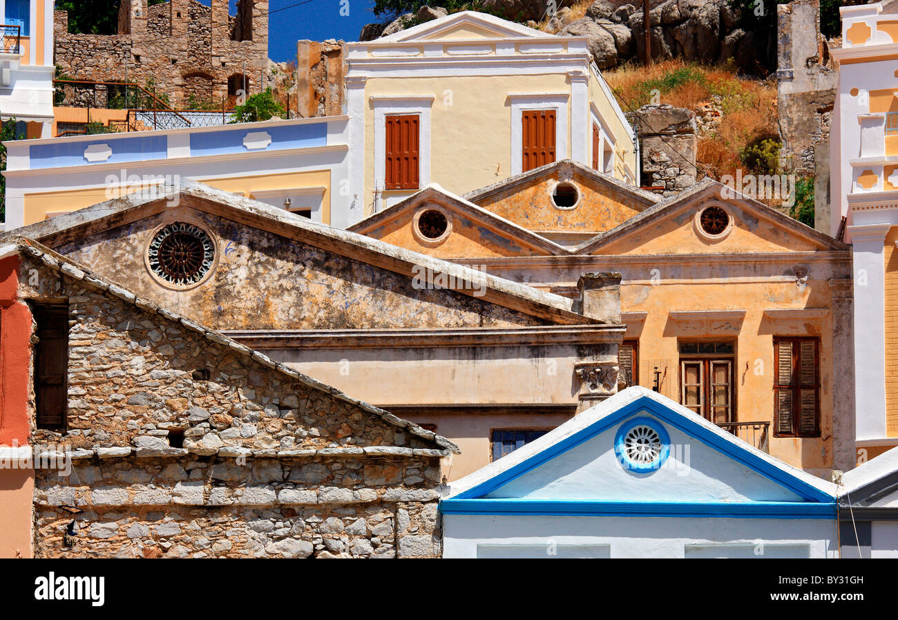 Griechenland, Insel Symi, Dodekanes. Foto von Gyalos, mit einem typischen architektonischen Detail bekannt als "Volltreffer" Stockfoto