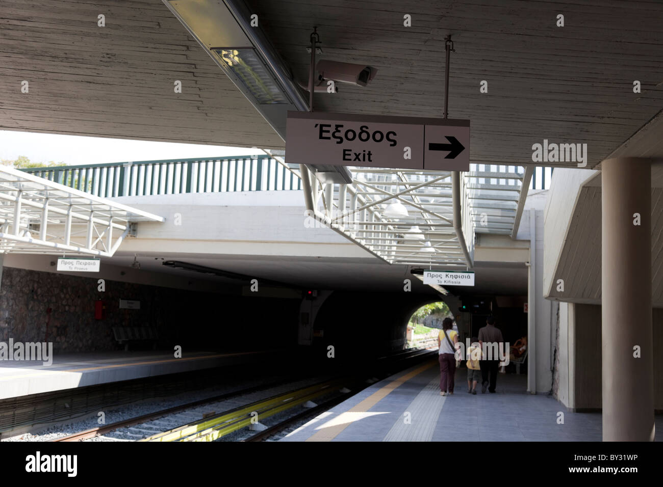 Die u-Bahnstation in Athen mit Ausfahrt unterzeichnen im Vordergrund. Stockfoto