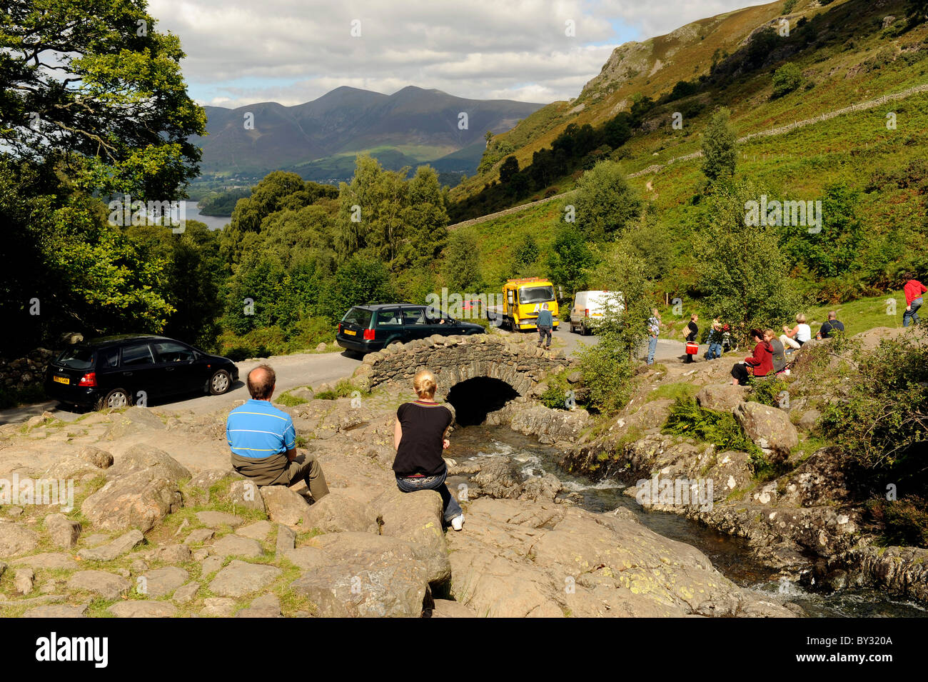 Touristen und verkehrsreichen warten im Stau von Autos an Ashness Brücke, Lake District, England Stockfoto
