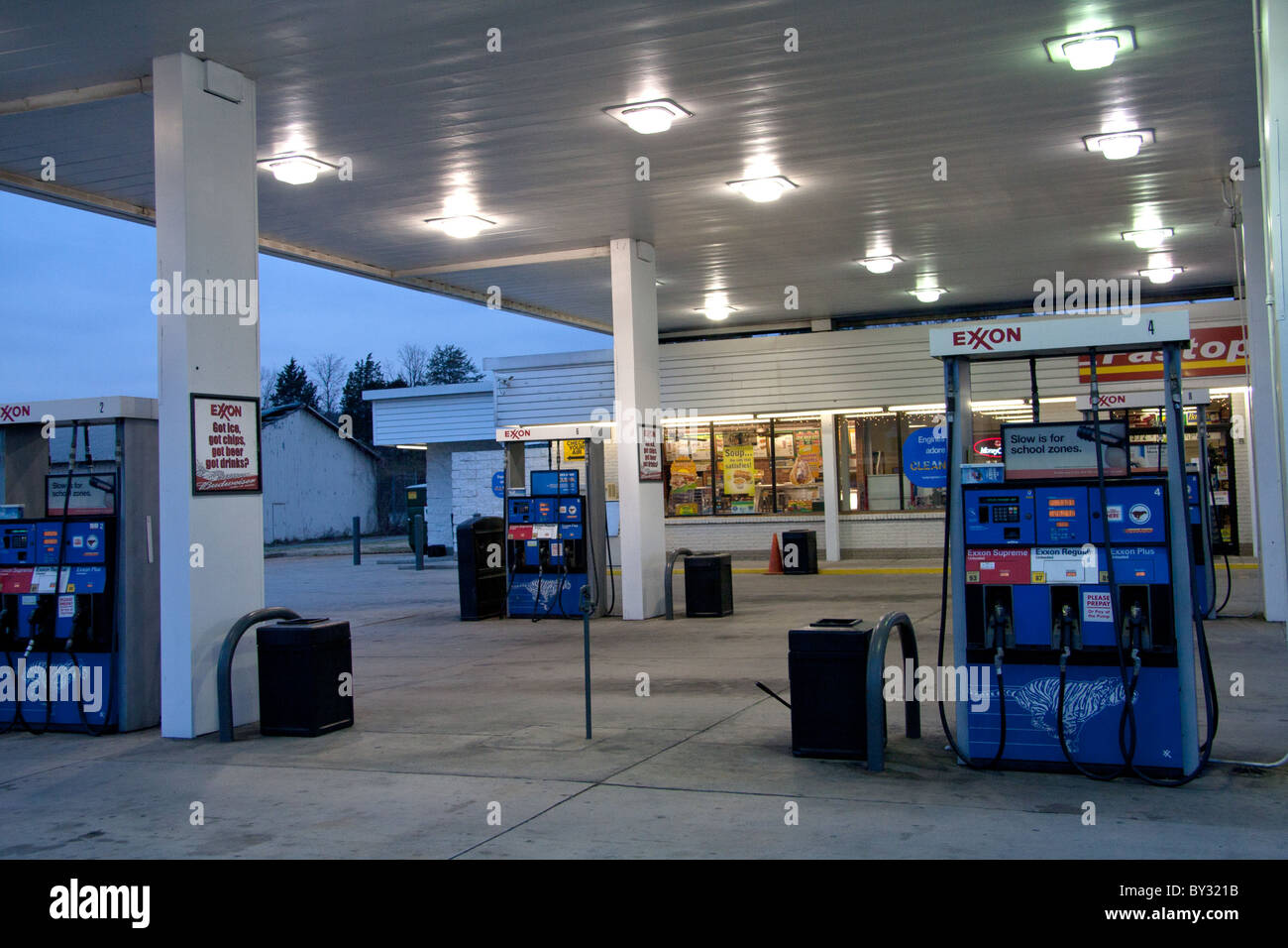 Exxon-Tankstelle mit Pumpen Stockfoto