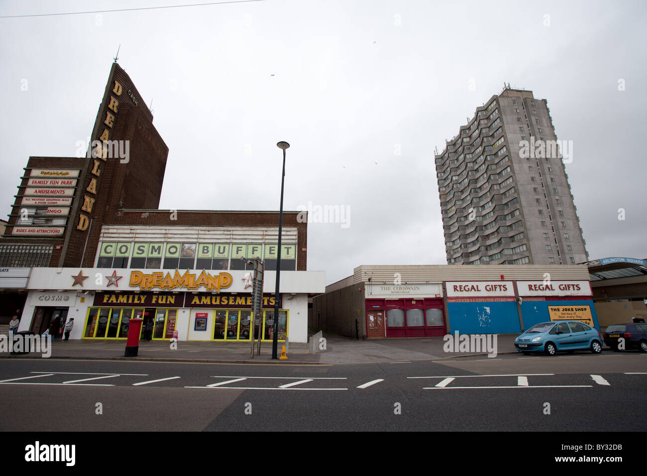 Die Strandpromenade in Margate, darunter das alte Traumland-Kino und das Arlington House Wohnblock Stockfoto