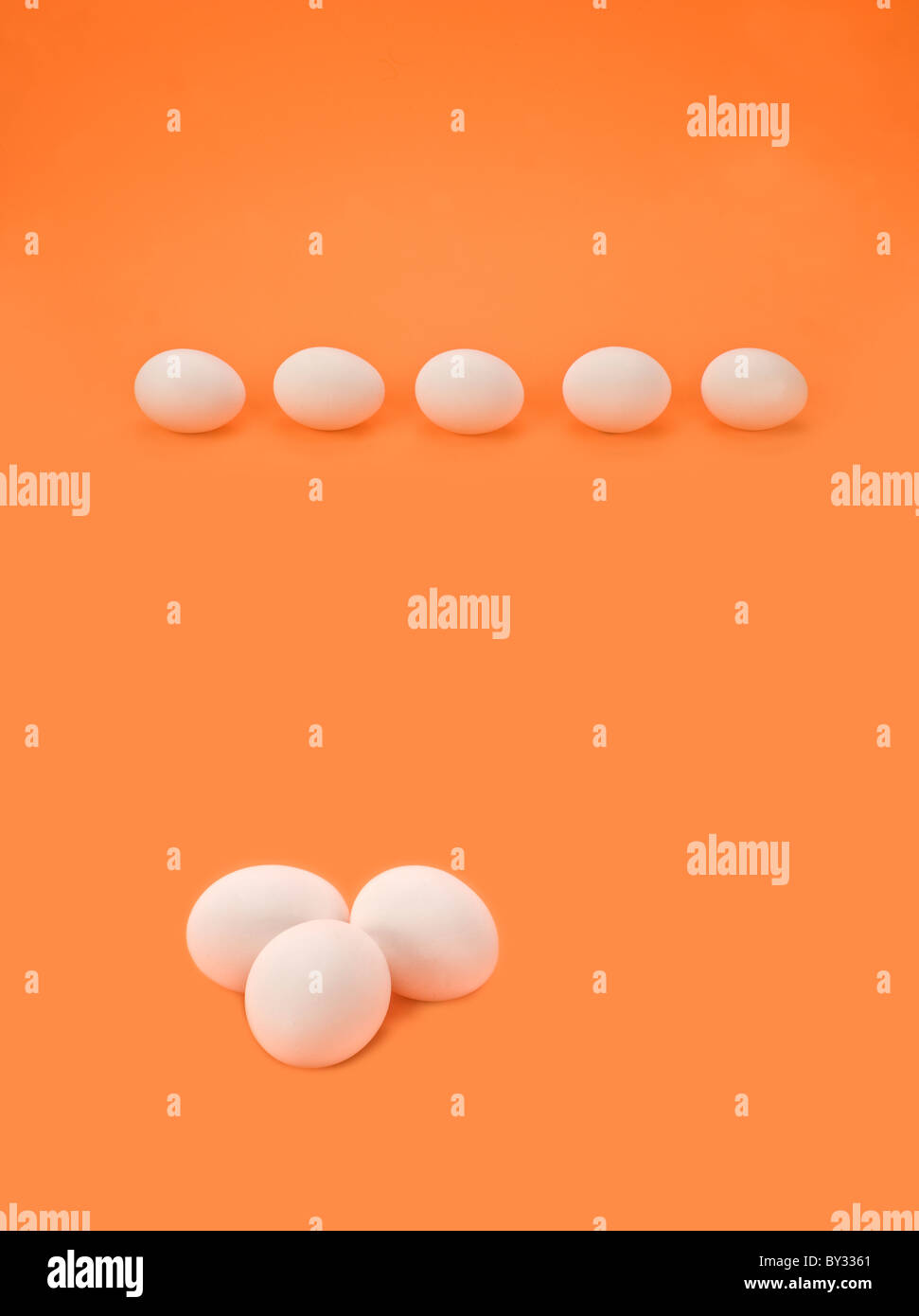 Eiern vor einem Hintergrund mit der Farbe der Bio-Eiern Stockfoto