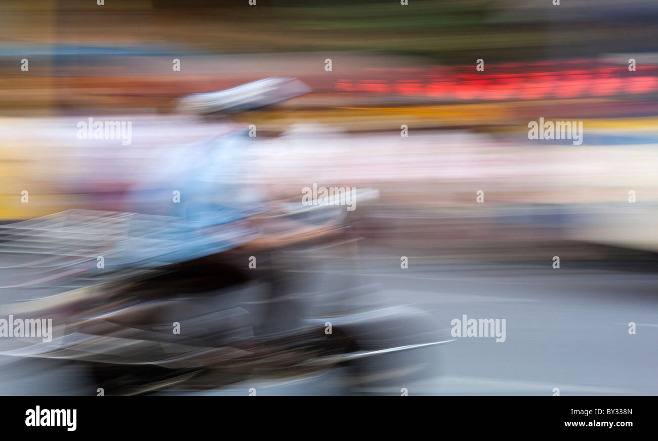 Klassische Vespa durch Chinatown Bangkok Stockfoto