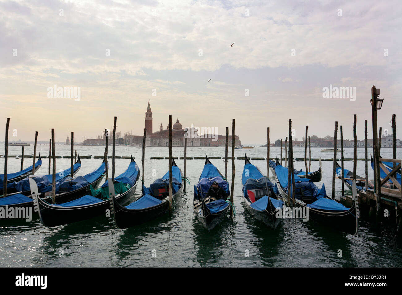 Eine Reihe von Gondeln in Venedig. Stockfoto
