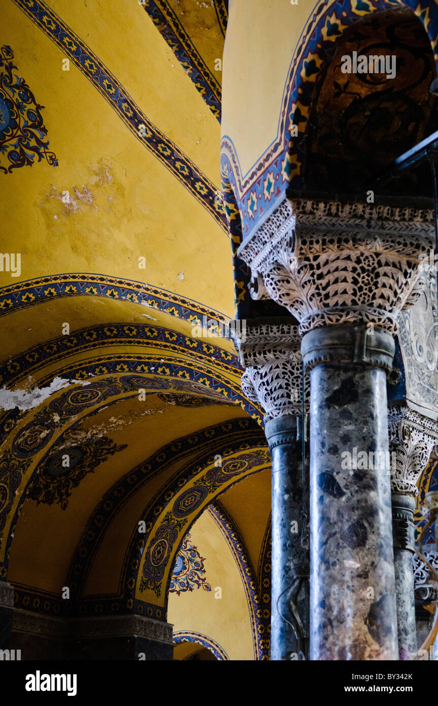 Hagia Sophia Interior Columns Istanbul Turkey // ISTANBUL, Türkei – ursprünglich als christliche Kathedrale erbaut, im 15. Jahrhundert in eine muslimische Moschee umgewandelt und heute ein Museum (seit 1935), ist die Hagia Sophia eines der ältesten und großartigsten Gebäude Istanbuls. Tausend Jahre lang war sie die größte Kathedrale der Welt und gilt als Krönung der byzantinischen Architektur. Stockfoto