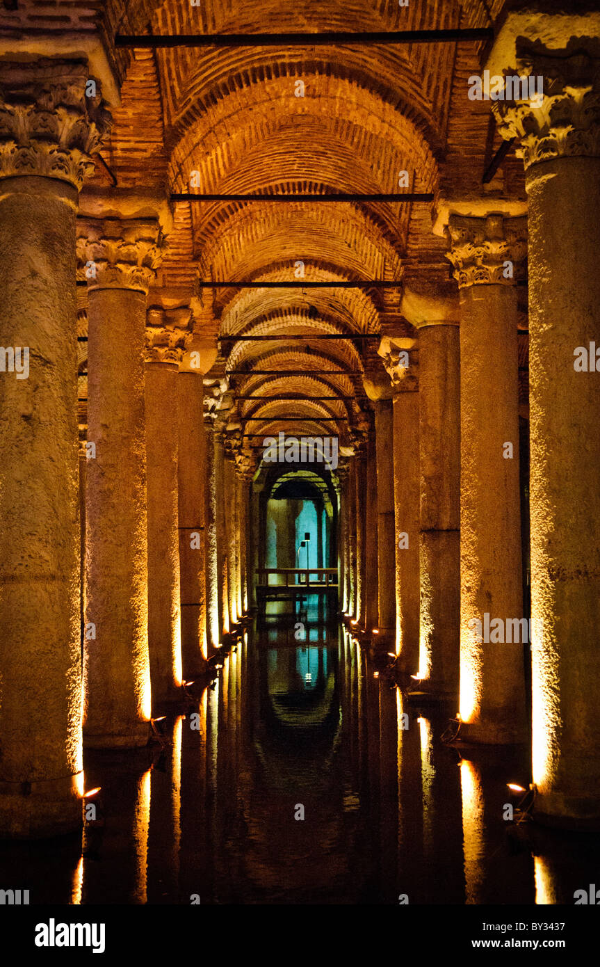 ISTANBUL, Türkei / Türkiye — die Zisterne, 500 Fuß von der Hagia Sophia auf der historischen Halbinsel Sarayburnu, wurde im 6. Jahrhundert während der Herrschaft des byzantinischen Kaisers Justinian I. erbaut Stockfoto