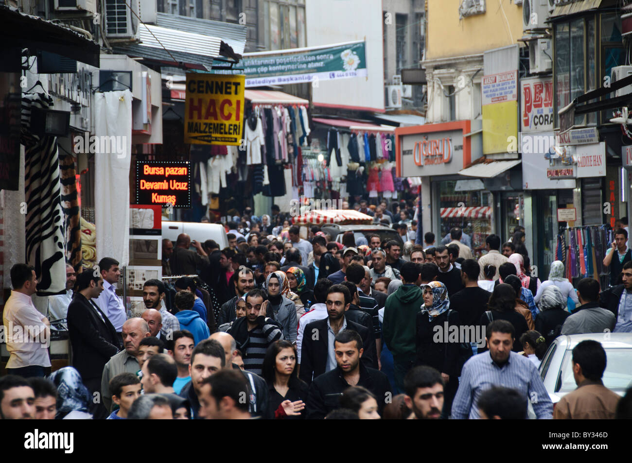Gewürzbasar in Istanbul // ISTANBUL, Türkei – Menschenmassen versammeln sich in den Straßen, die vom Gewürzbasar (auch bekannt als ägyptischer Basar) in Istanbul ausgehen. Der Gewürzbasar, der lokal als Mısır Çarşısı bekannt ist, ist einer der ältesten überdachten Märkte Istanbuls, der ursprünglich 1664 als Teil der Neuen Moschee erbaut wurde. Der Markt diente traditionell als wichtiges Handelszentrum für Gewürze, Kräuter und andere Waren, die aus Ägypten und anderen Teilen des Osmanischen Reiches kamen. Der Basar befindet sich im Stadtteil Eminönü in der Nähe des Goldenen Horns und ist nach wie vor ein beliebtes Reiseziel für Einheimische und Besucher. Die sur Stockfoto