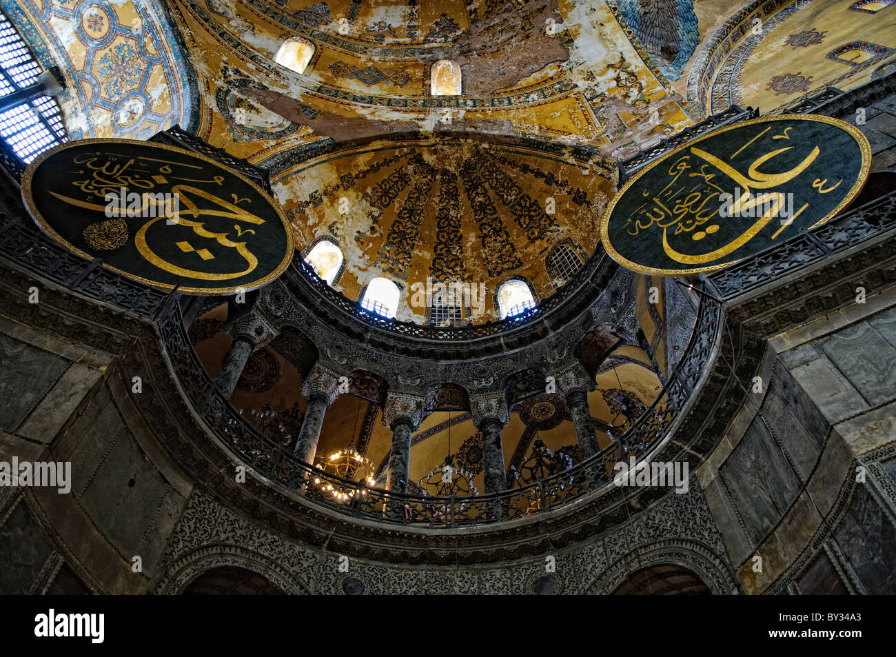 ISTANBUL, Türkei / Türkiye — massive Kalligraphiemedaillons in Aya Sofya mit den Namen Allah, des Propheten Muhammad, der ersten vier Kalifen Abu Bakr, Umar, Uthman und Ali und den beiden Enkeln Mohammeds: Hassan und Hussain, von dem Kalligraphen Kazasker İzzed Effendi (1801–1877). Ursprünglich als christliche Kathedrale erbaut, dann im 15. Jahrhundert in eine muslimische Moschee umgewandelt und heute (seit 1935) ein Museum, ist die Hagia Sophia eines der ältesten und großartigsten Gebäude Istanbuls. Tausend Jahre lang war sie die größte Kathedrale der Welt und gilt als Krönung Stockfoto