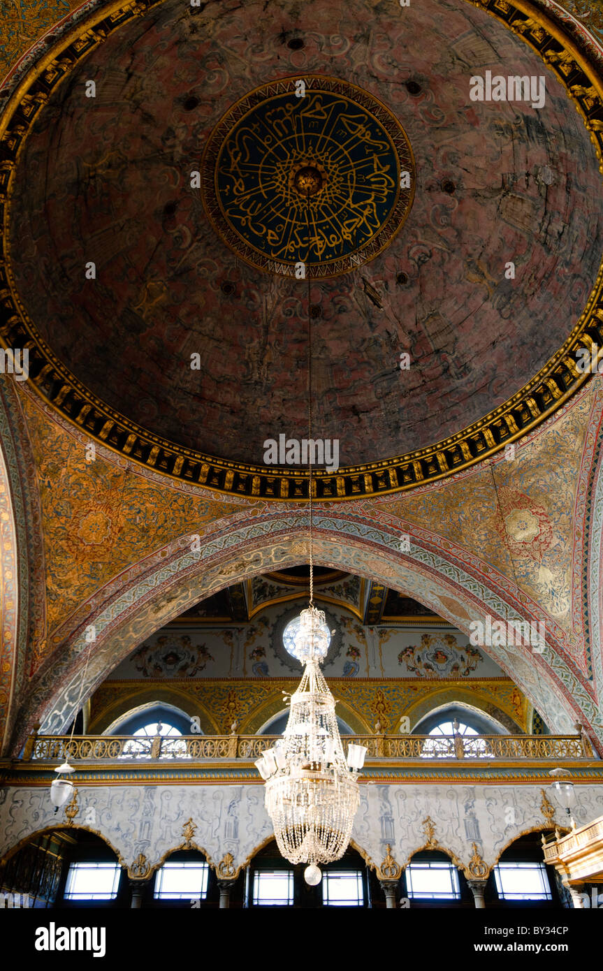 ISTANBUL, Türkei / Türkiye — die Kaiserliche Halle (Hünkâr Sofası), auch bekannt als Kaiserliches Sofa, Thronsaal innerhalb oder Saal der Ablenkungen, ist eine Kuppelhalle im Harem des Topkapi-Palastes, die vermutlich im späten 16. Jahrhundert erbaut wurde. Stockfoto