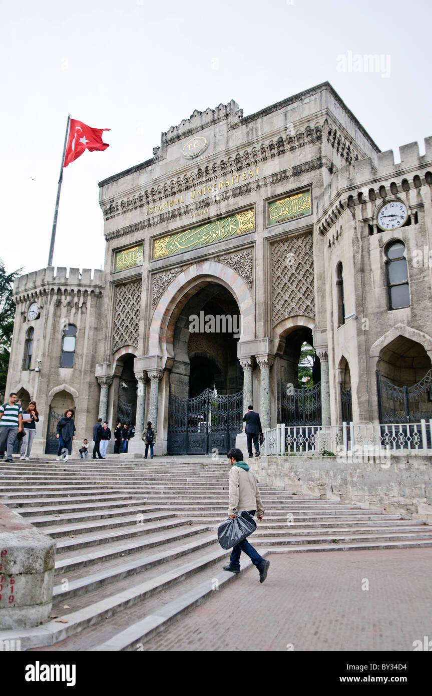 ISTANBUL, Türkei / Türkiye – Haupteingang der Universität Istanbul Stockfoto