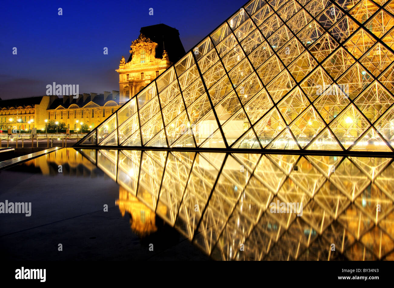 Der Louvre in Paris bei Nacht Stockfoto