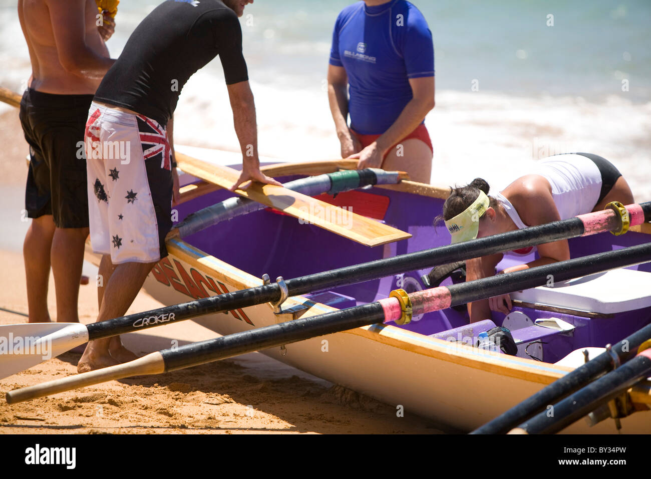 vier Surf Retter herumstehen ihre traditionellen Surf Rescue Boot, Avalon Beach, Sydney, Australien Stockfoto