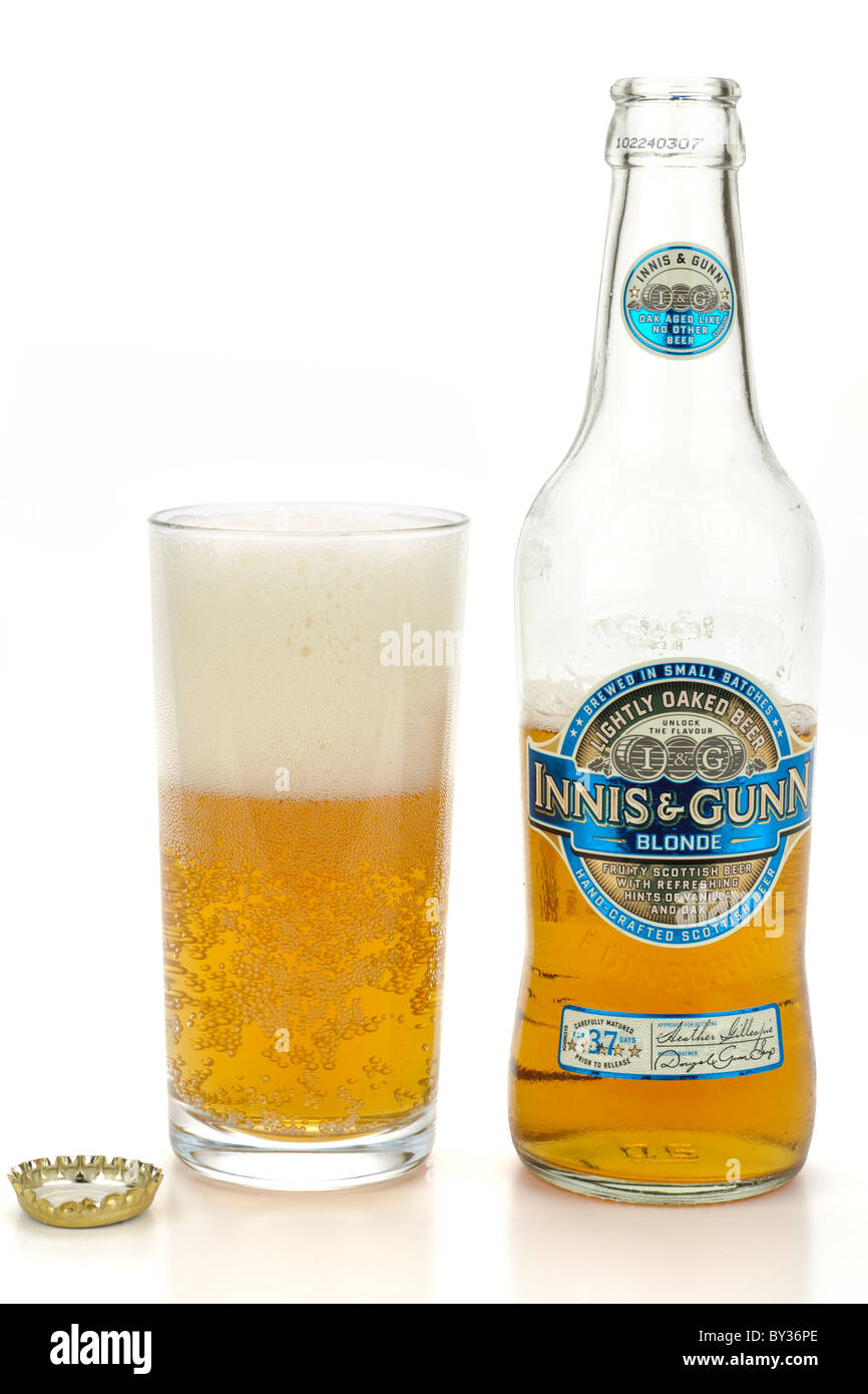 Innis und Gunn Blonde Bier und ein halbes Glas voll Stockfoto