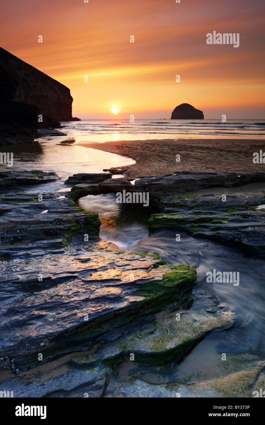 Die untergehende Sonne am Trebarwith Stand an der Küste von North Cornwall. Stockfoto