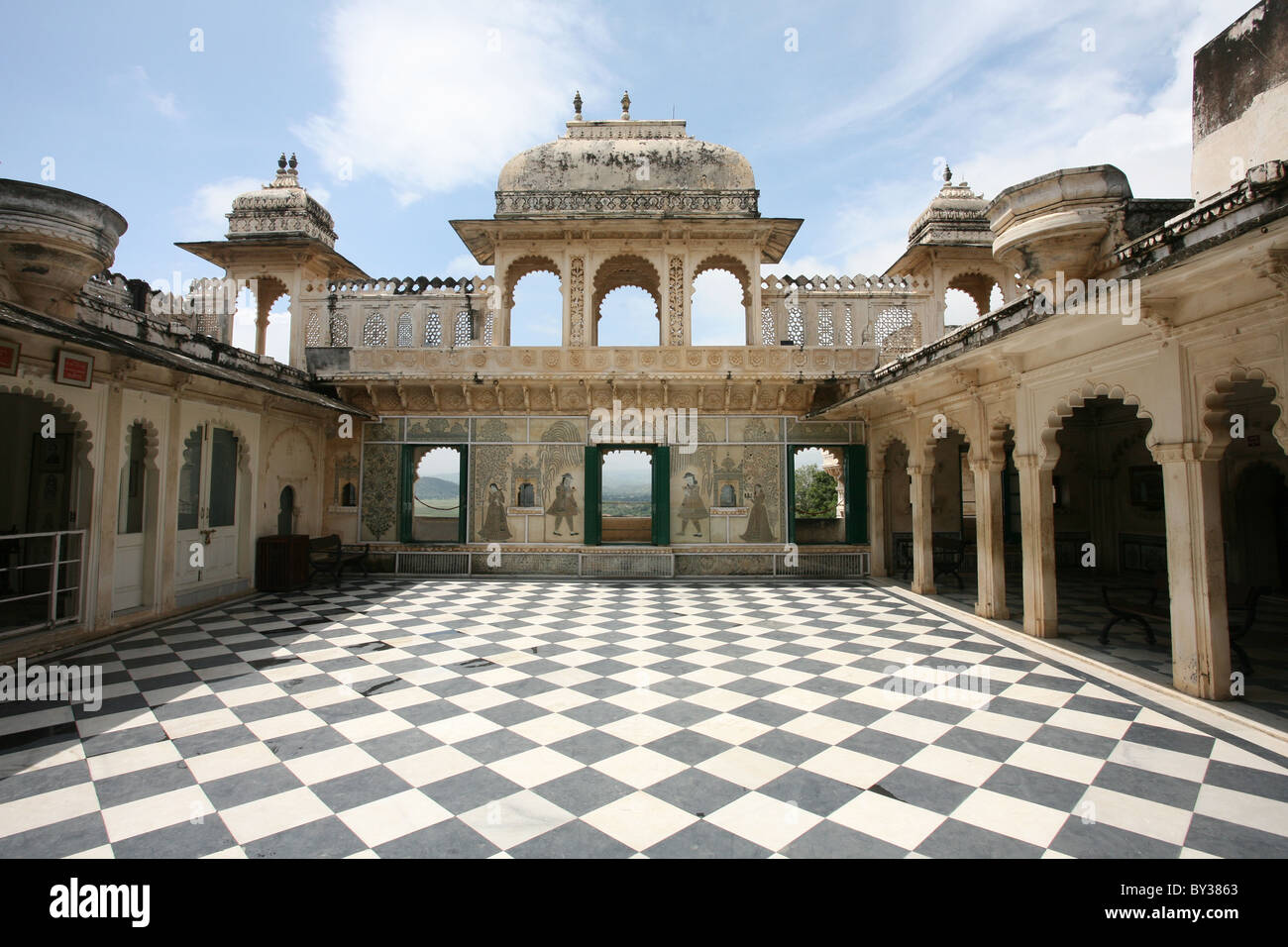 Open air verzierten Innenhof Rajya Angan Stadt Königspalast, Udaipur, Rajasthan Stockfoto