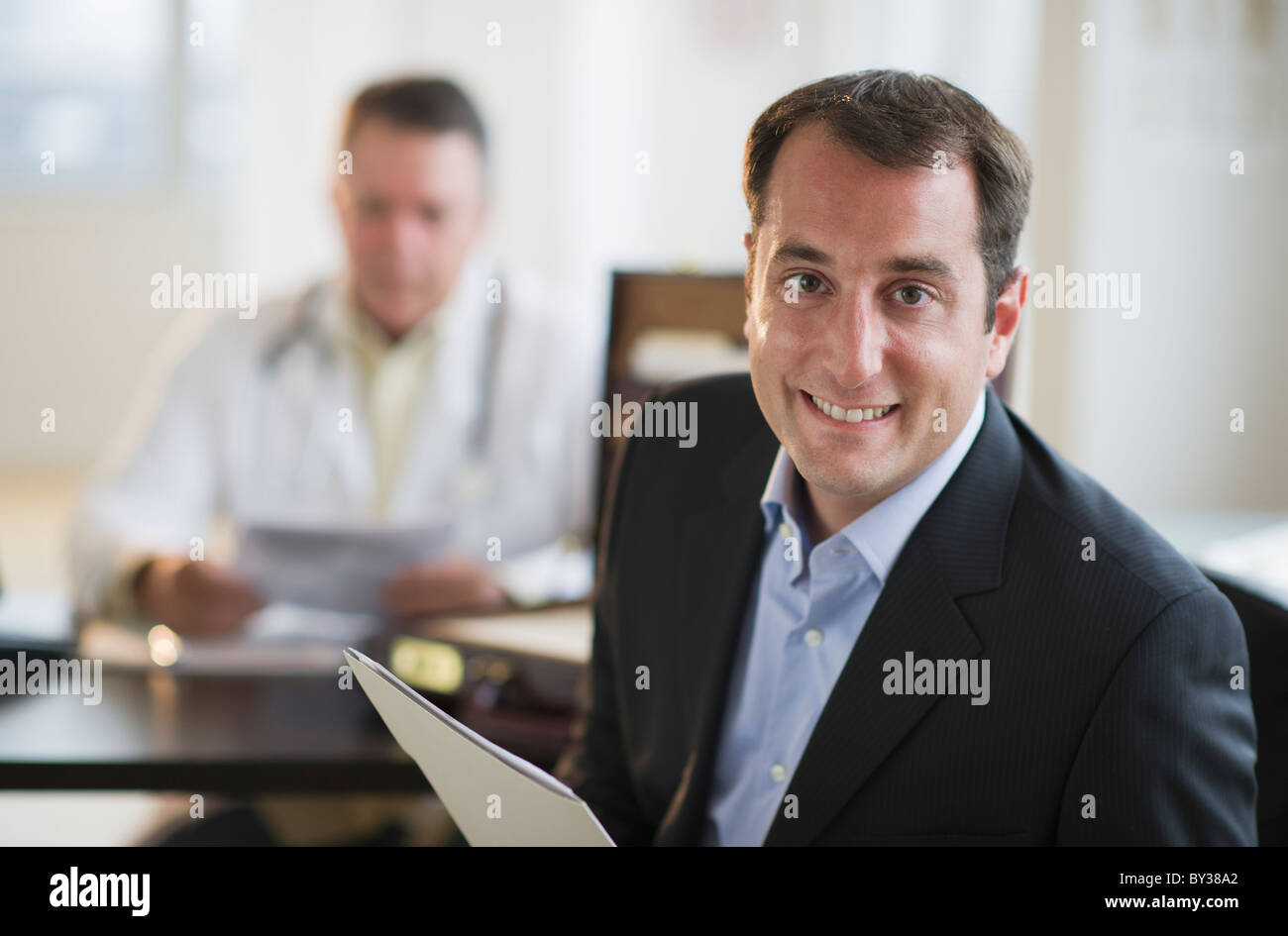 USA, New Jersey, Jersey City, Porträt von männlichen Patienten mit medizinischen Ergebnisse im Büro Stockfoto