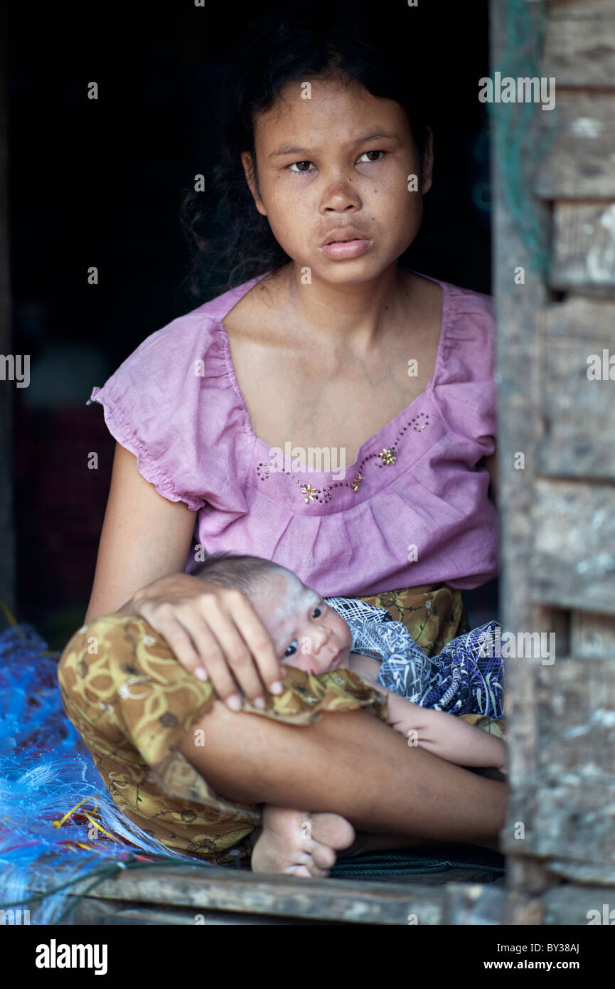 Moken Meer Zigeuner Mutter und Kind sitzt in einem Hauseingang in Süd-Thailand. Stockfoto