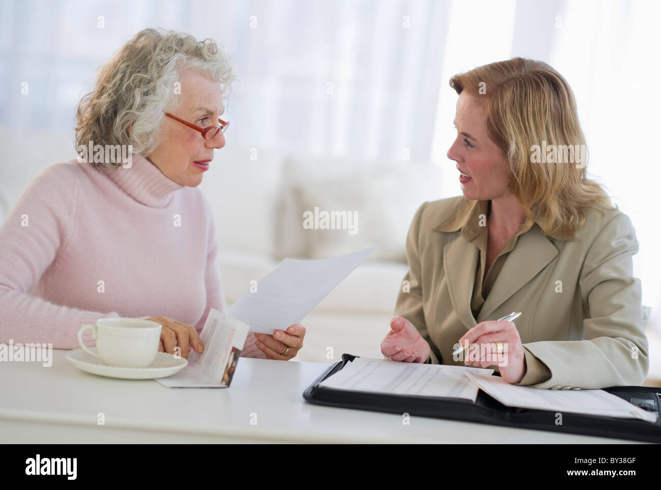 USA, New Jersey, Jersey City, Senior Frau im Gespräch mit Finanzberater im Haus Stockfoto