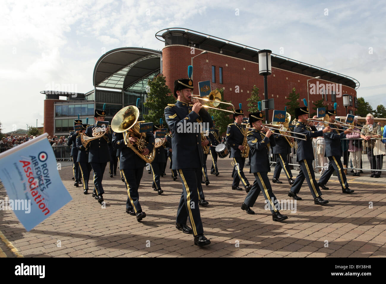 Eine Parade von der Band des Regiments Royal Air Force zum Gedenken an die Luftschlacht um England, außerhalb der Forums in Norwich, Großbritannien Stockfoto