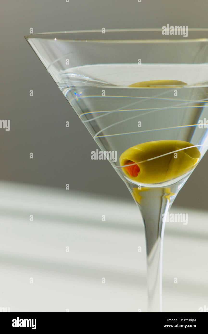 Cocktail mit Oliven im Glas Stockfoto