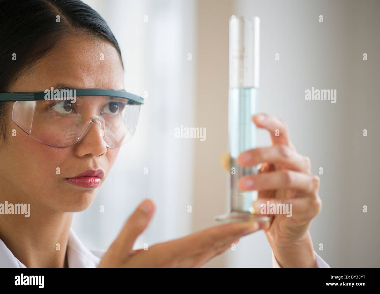 USA, New Jersey, Jersey City, Wissenschaftlerin hält chemische Reagenzglas Stockfoto