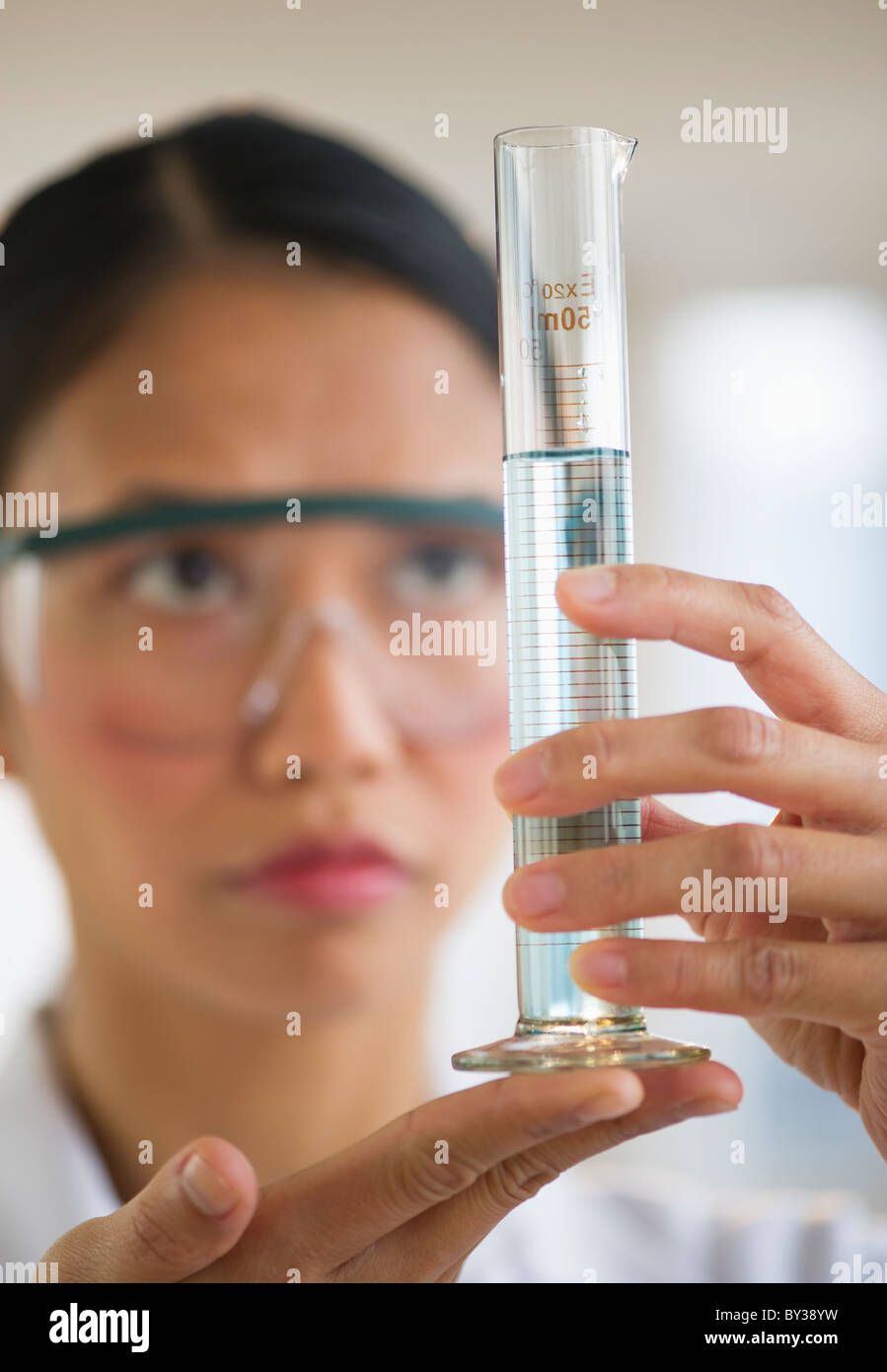 USA, New Jersey, Jersey City, Wissenschaftlerin hält chemische Reagenzglas Stockfoto
