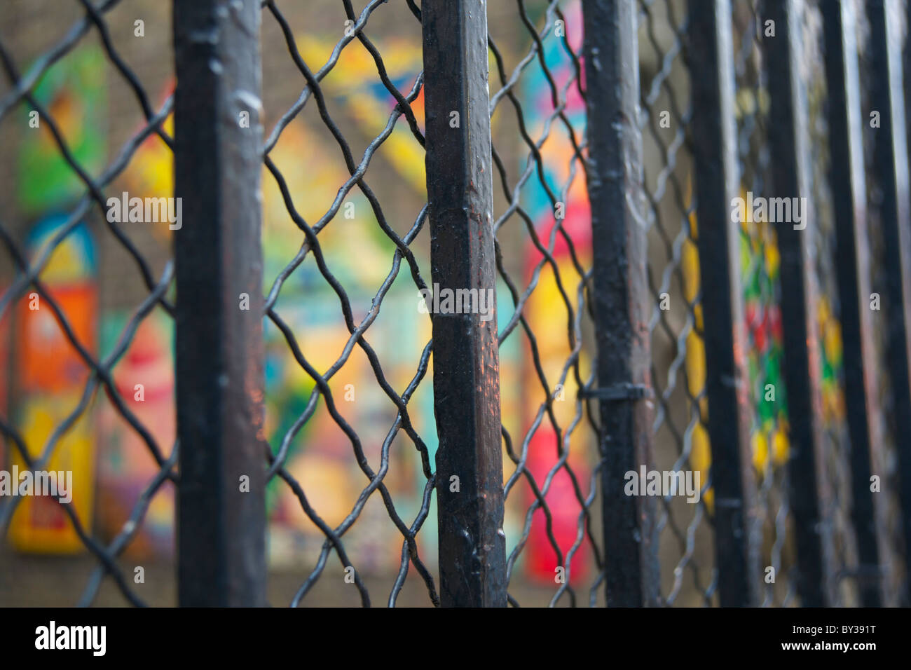 Schwarze Schule Geländer mit Wandbild im Hintergrund. Stockfoto