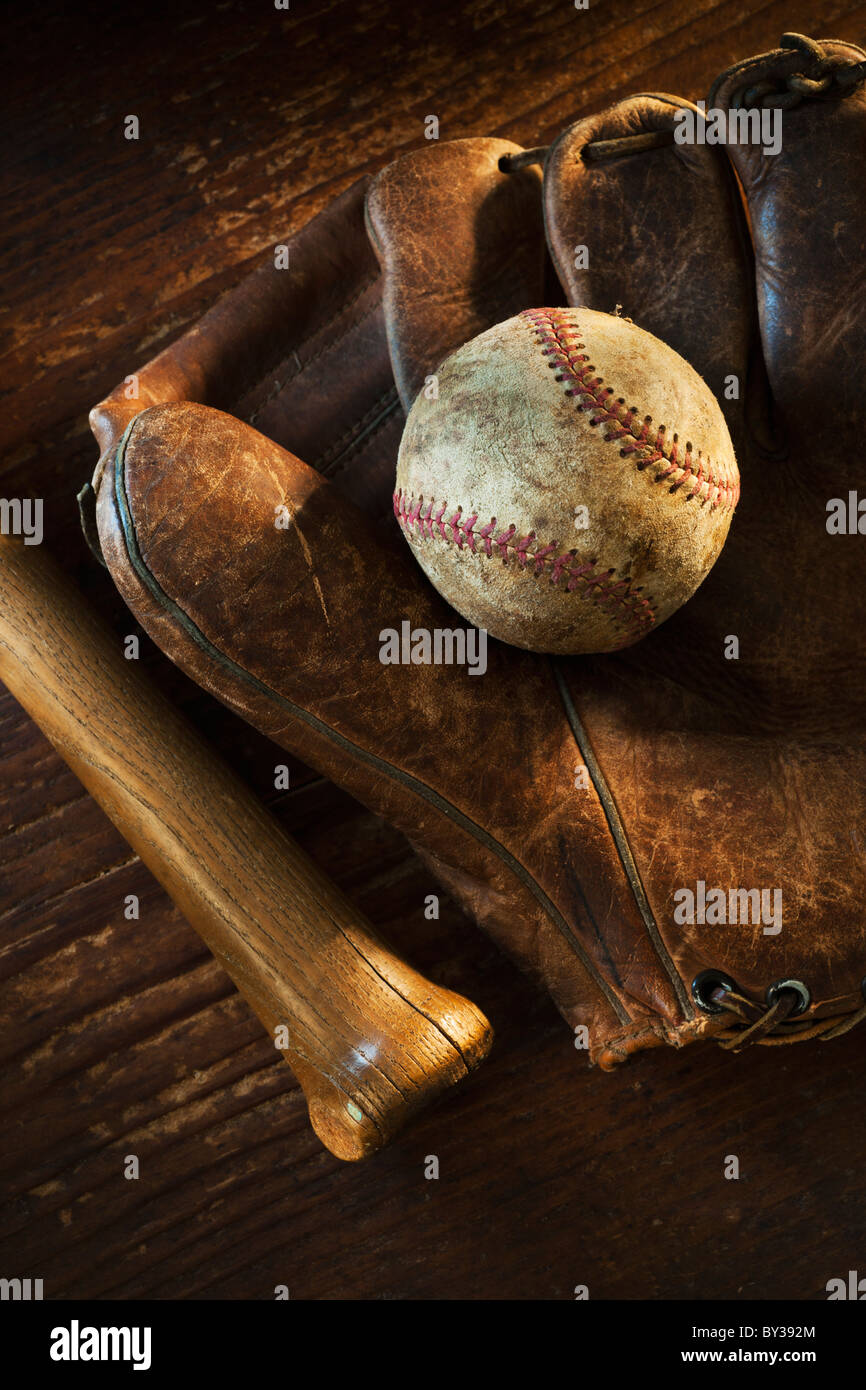 Antike Baseball Baseball Handschuh mit Fledermaus Stockfoto