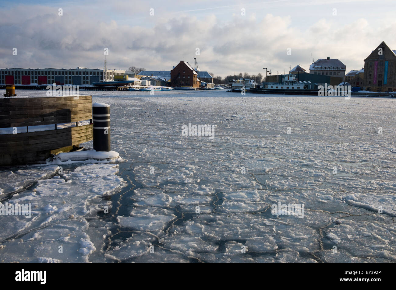 Gefrorenen Kanal/Meer in Nyhavn, Kopenhagen, Dänemark (neuer Hafen) in der Weihnachtszeit Stockfoto