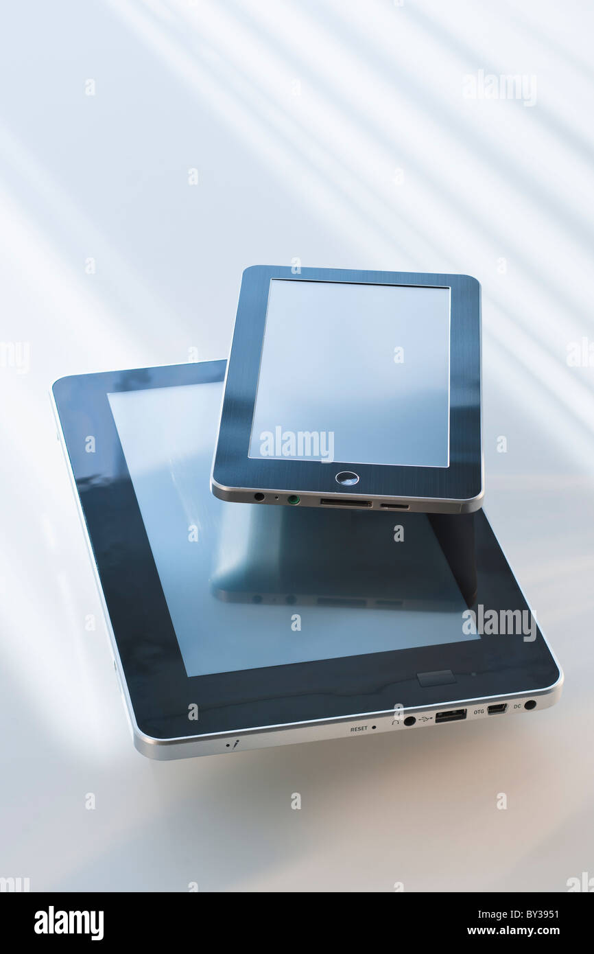 Zwei digitale Tabletten reflektieren Licht Stockfoto