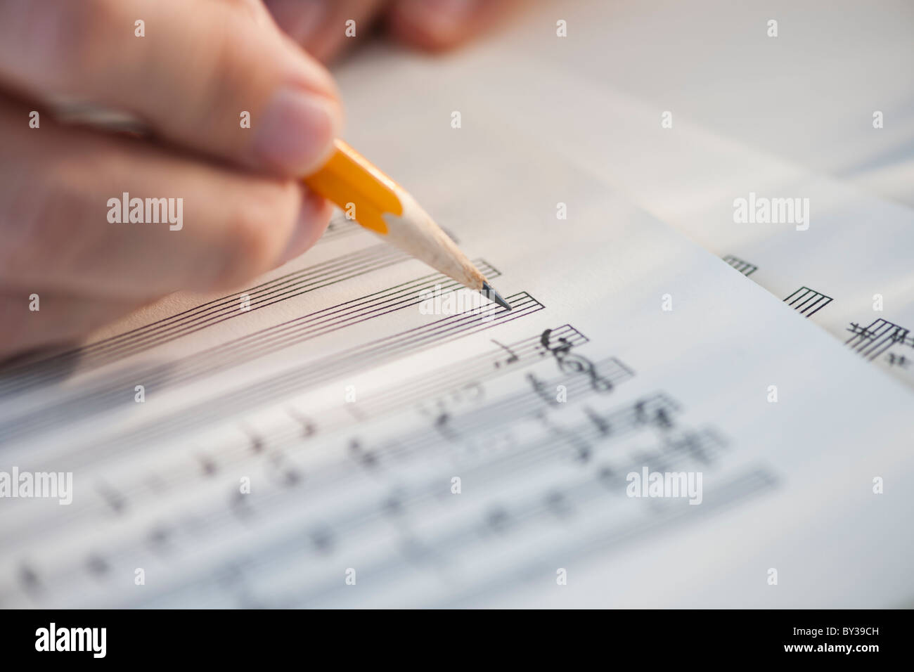 Menschen, die Schreiben von Notizen zu den Noten Stockfoto