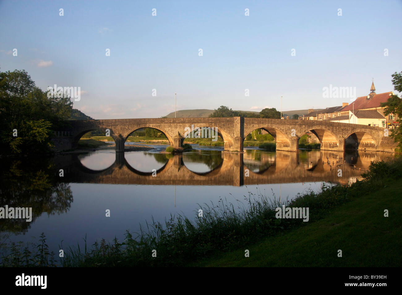Stein gewölbten Brücke über den Fluss Wye bei Builth Wells (Llanfair-Ym-Muallt) Powys Mid Wales UK Stockfoto