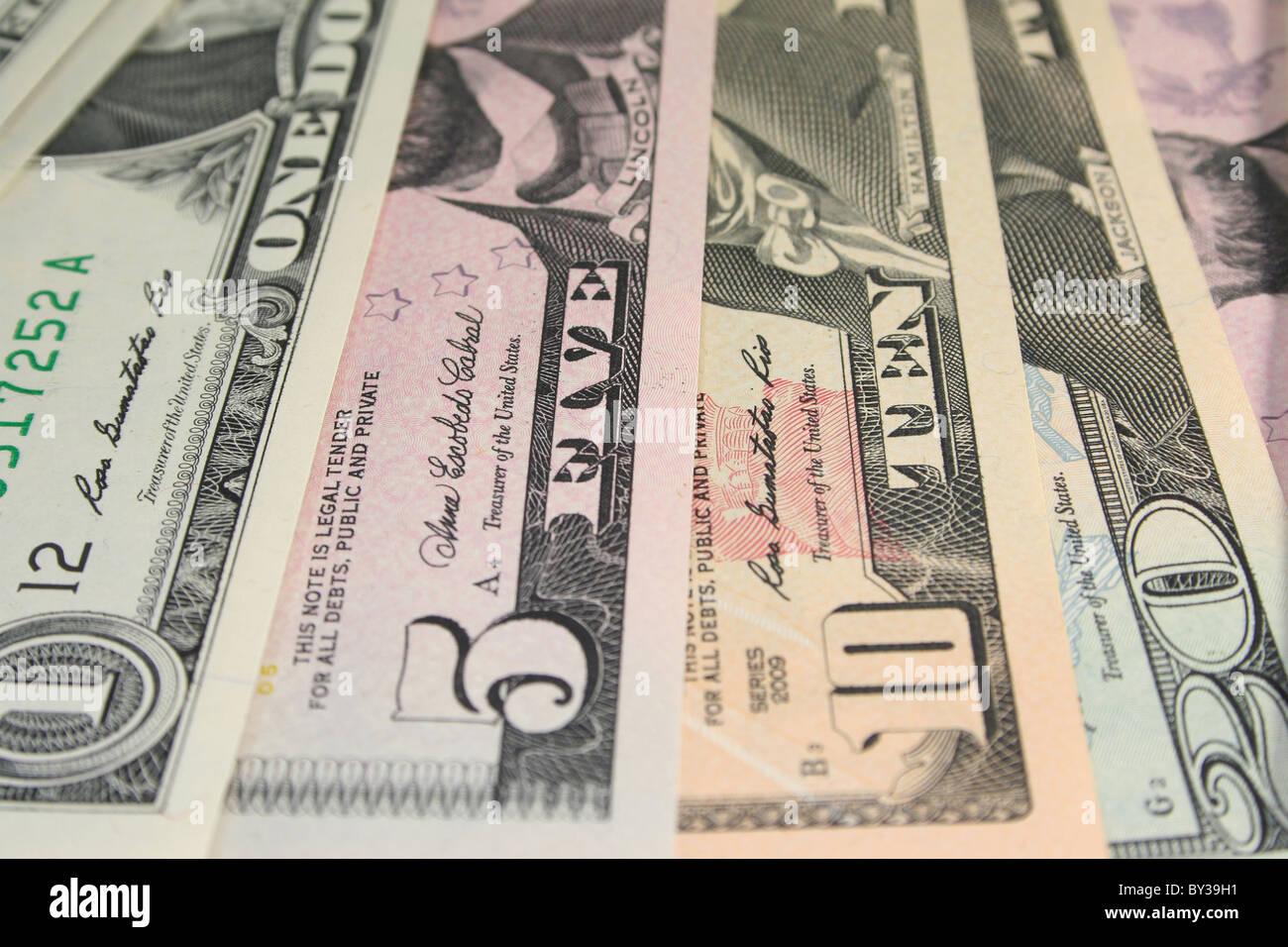 ein Haufen von Dollarnoten vor weißem Hintergrund Stockfoto