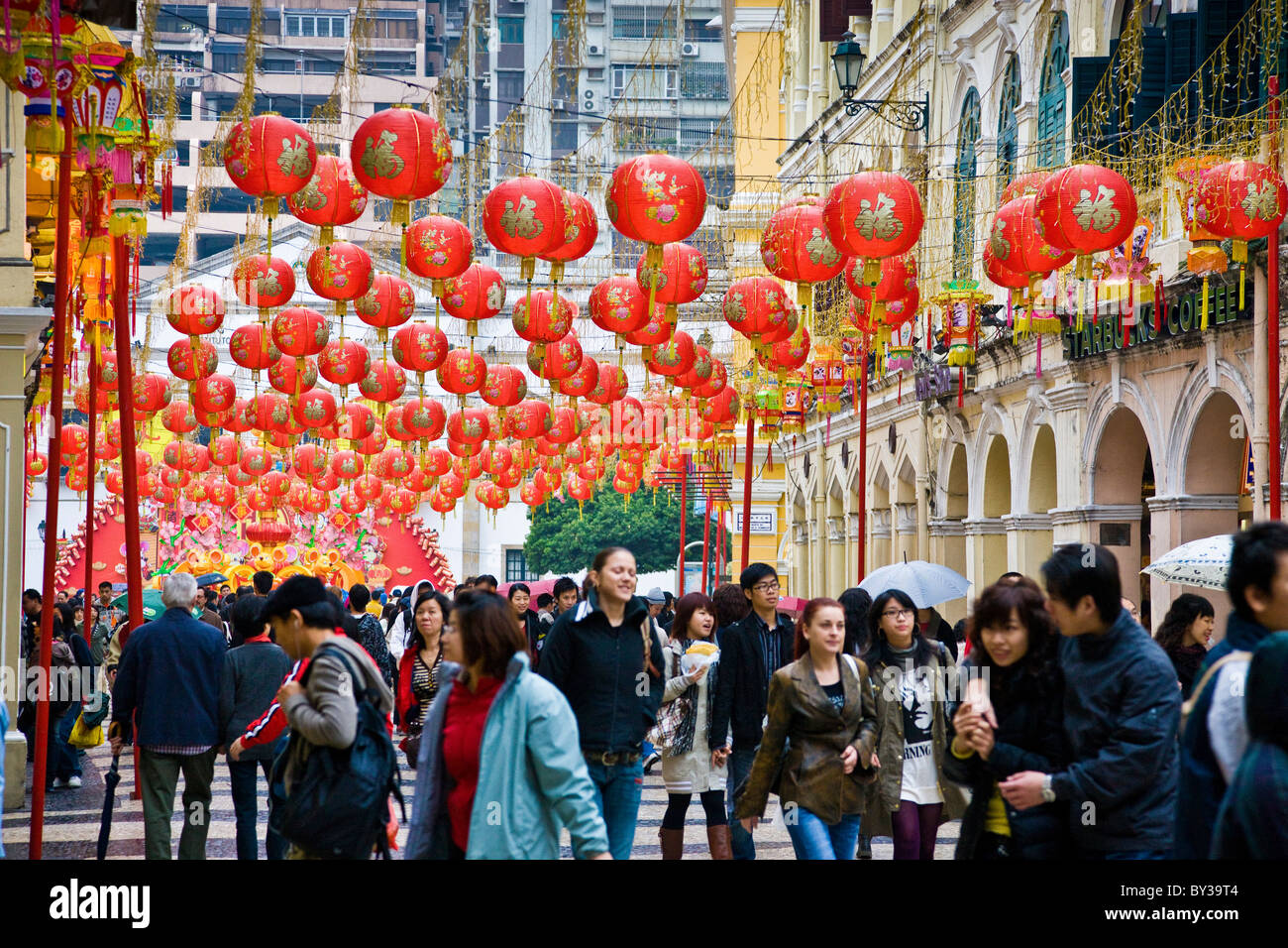 Chinesisches Neujahr-Laternen über Massen von Menschen in einer Straße in Macau China vor Ort. JMH4165 Stockfoto