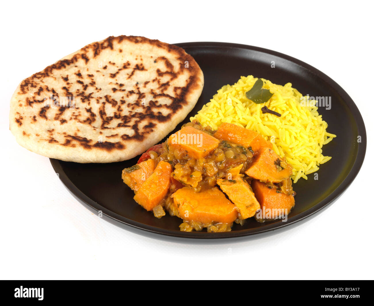 Frisch Würzig vegetarische Süßkartoffel Dhansak Curry mit Pilau Gelber Reis und Naan Fladenbrot gegen einen weißen Hintergrund mit Keine Personen Stockfoto