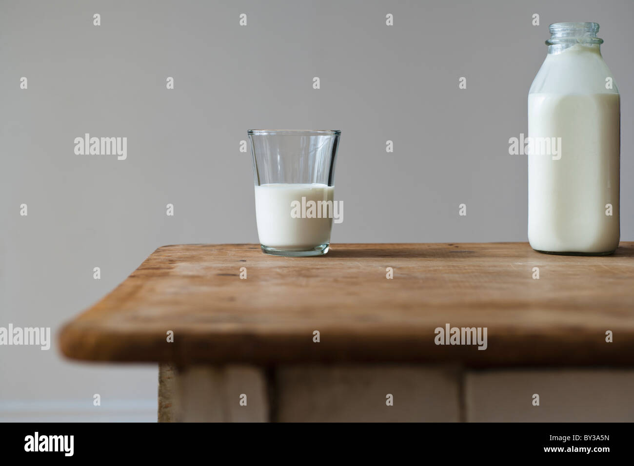 Glas und Flasche Milch Stockfoto