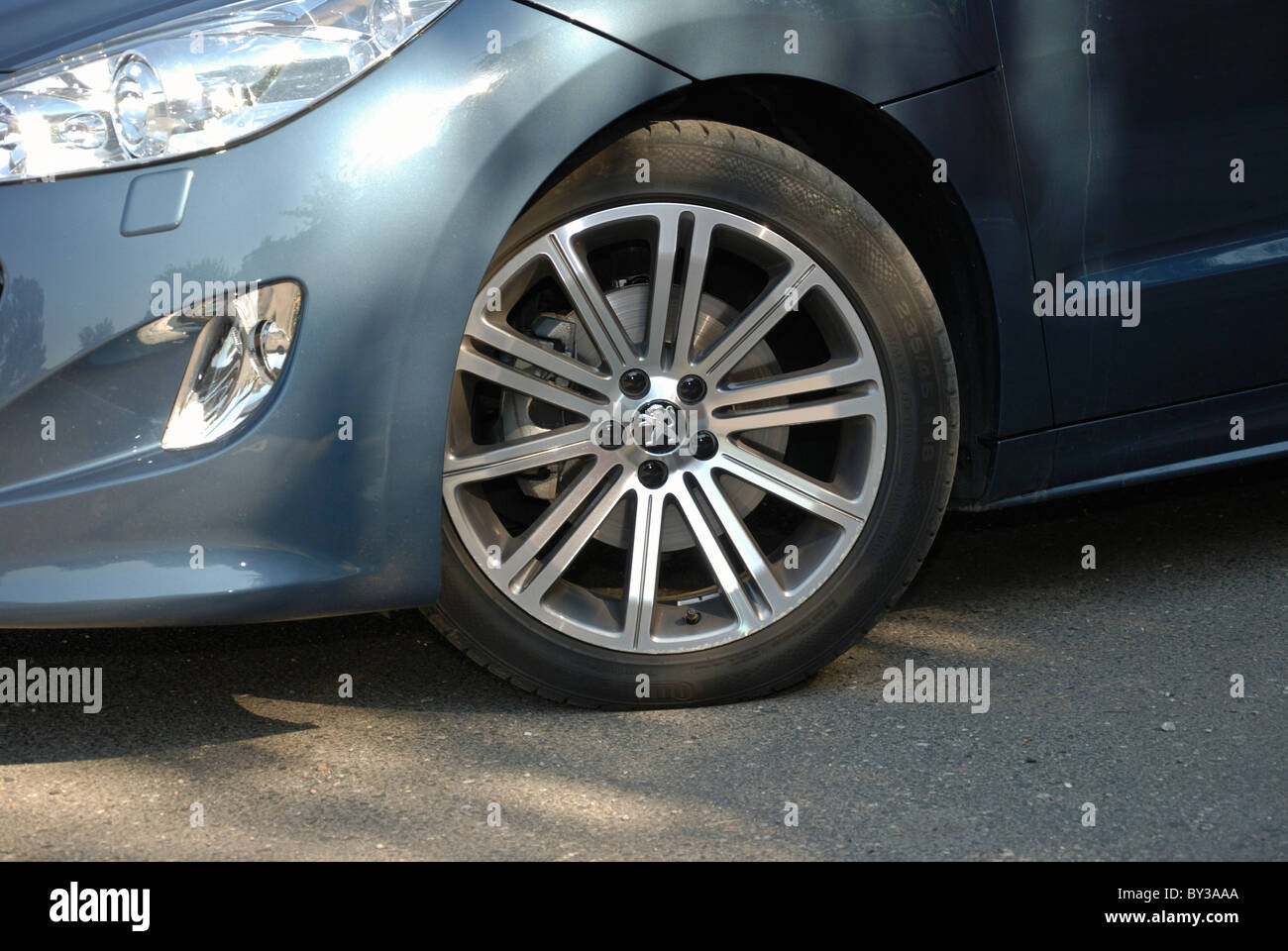 Peugeot RCZ 2.0 HDi - mein 2010 - blau Metallic - zwei Türen (2D) - französische populäre kompakte Coupé, Sportwagen - Wheel und Stoßstange Stockfoto