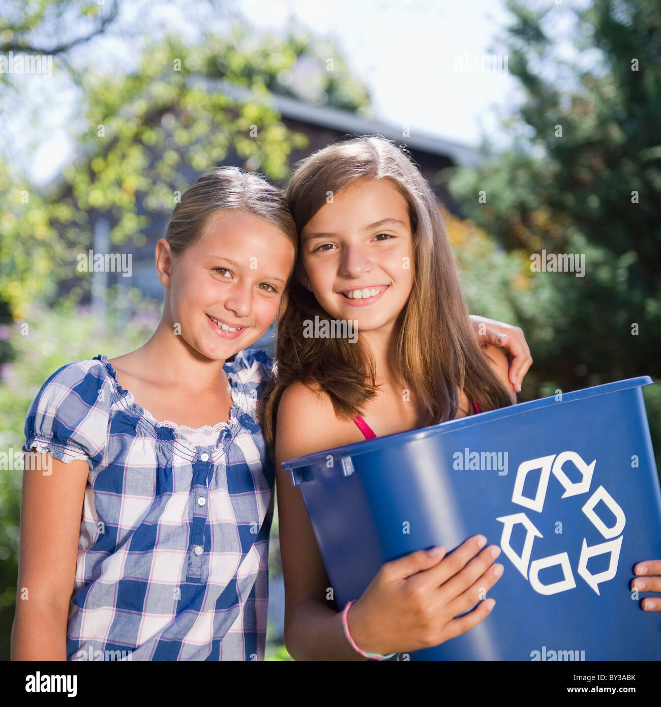USA, New York, zwei Mädchen (10-11, 10-11) Holding Recyclingbehälter Stockfoto