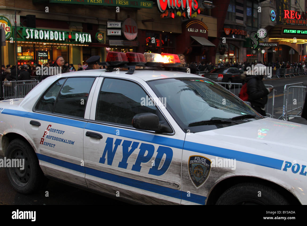 New York-Dezember 31, 2010, ein NYPD Polizeiauto an 4New Years Eve, NYPD Polizeiauto, New York City 42nd Street und 8th Avenue Stockfoto