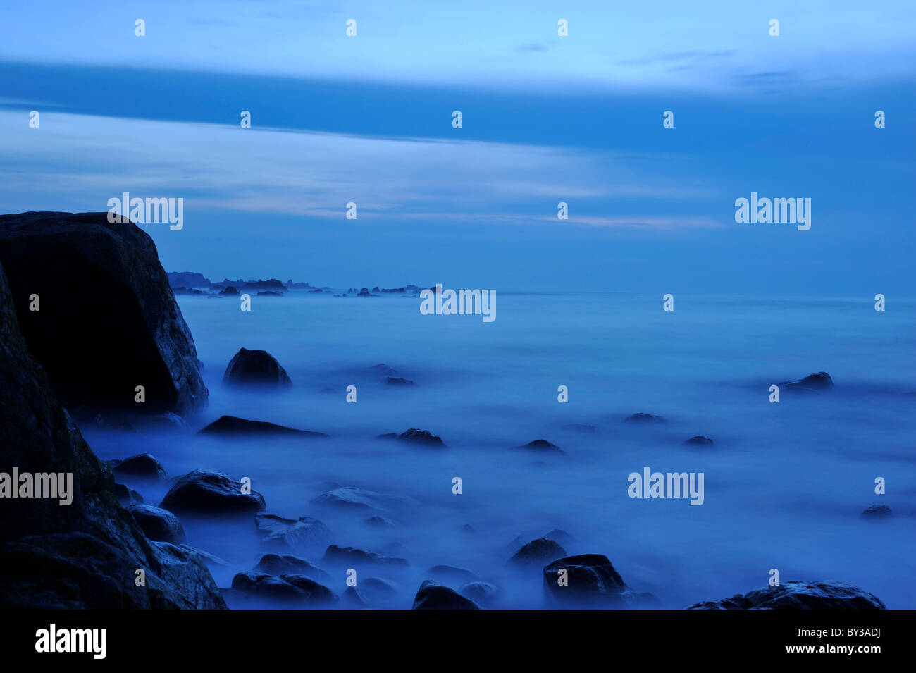 Eindringliche ätherischen Nacht Seascape Guernsey Meer Stockfoto