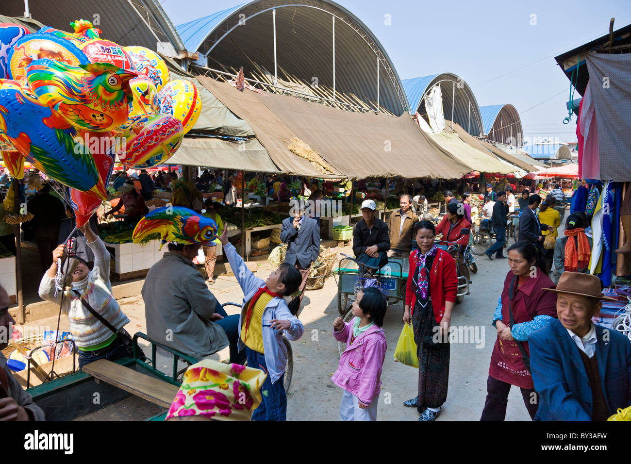 Shopper in Menghai produzieren Markt, Yunnan Provinz, Region Xishuangbanna, Volksrepublik China. JMH4187 Stockfoto