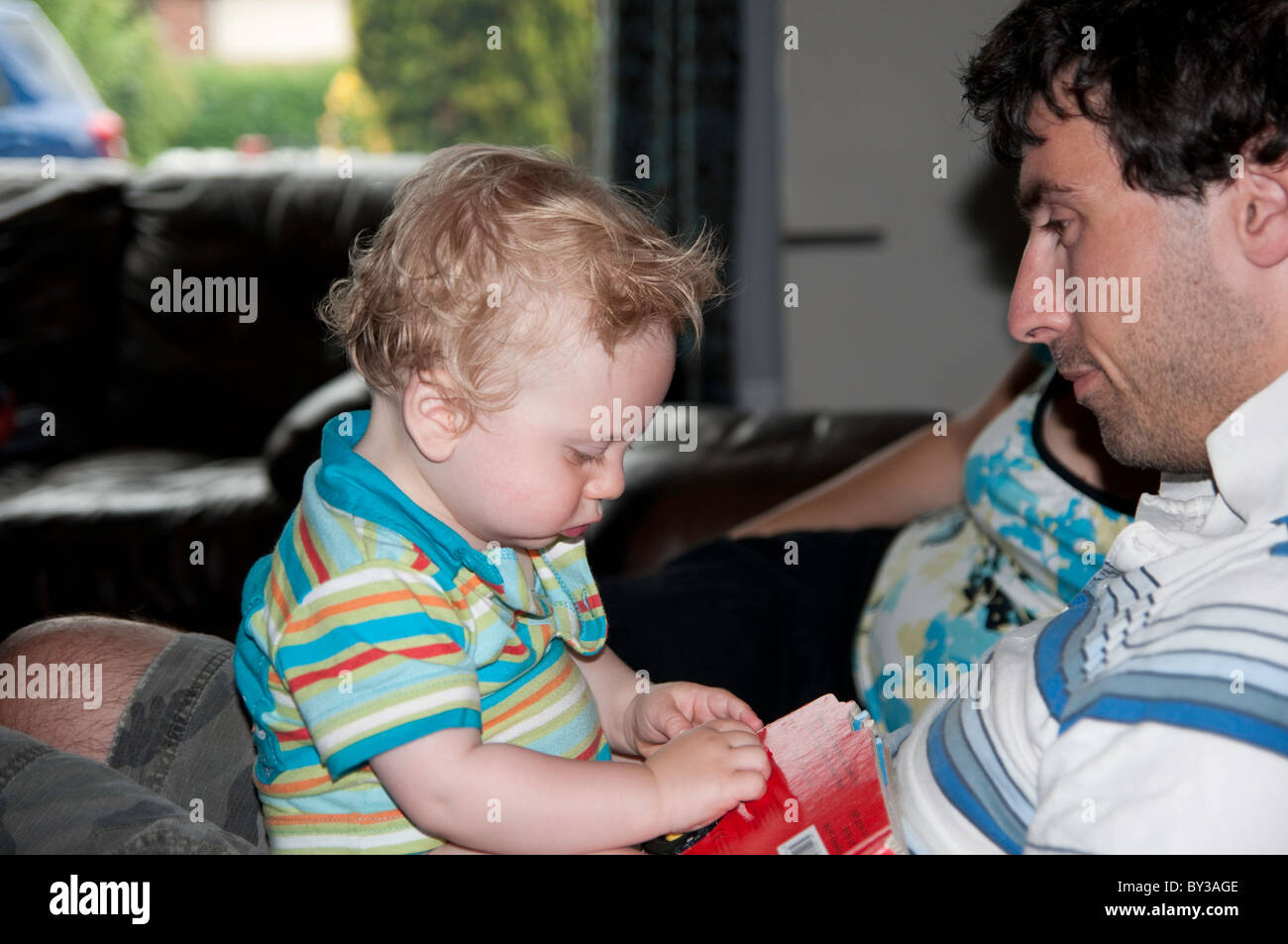 1 Jahr alt junge und sein Vater auf dem Sofa zu Hause entspannen Stockfoto