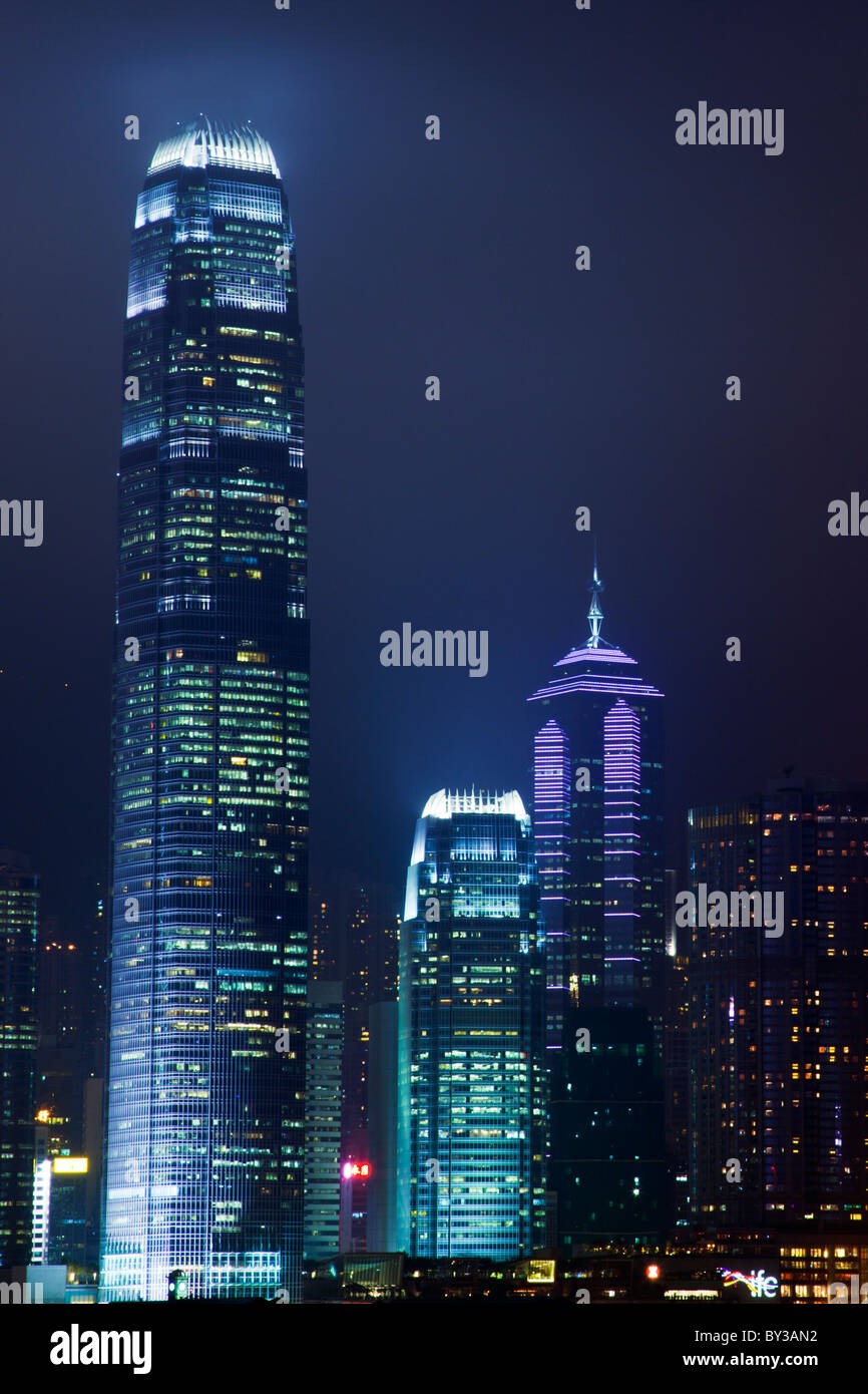 Hong Kong Island China Stadt Skyline von Central District nachts über den Victoria Harbour Towers Kowloon Two Ifc gesehen Stockfoto