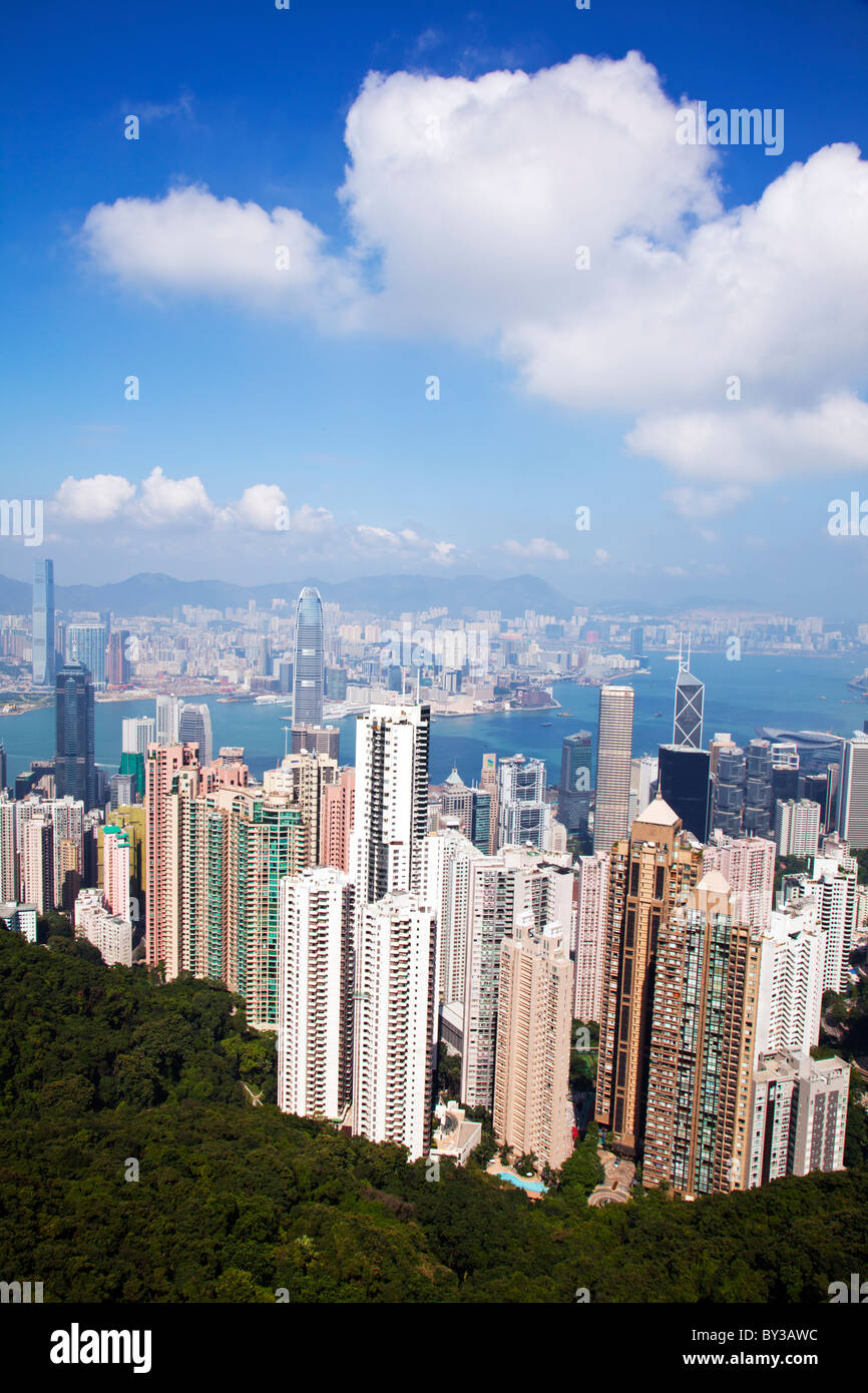 Die erstaunliche Hong Kong Skyline wie gesehen von oben in den Tag. Stadtbild von Hochhäusern & Kowloon Hong Kong Victoria Harbour Stockfoto