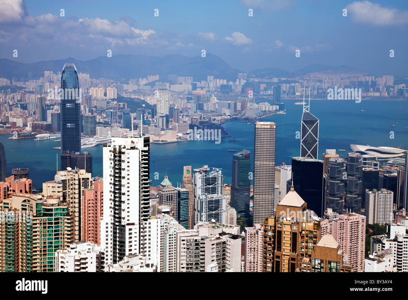 Die erstaunliche Hong Kong Skyline wie gesehen von oben in den Tag. Stadtbild von Hochhäusern & Kowloon Hong Kong Victoria Harbour Stockfoto